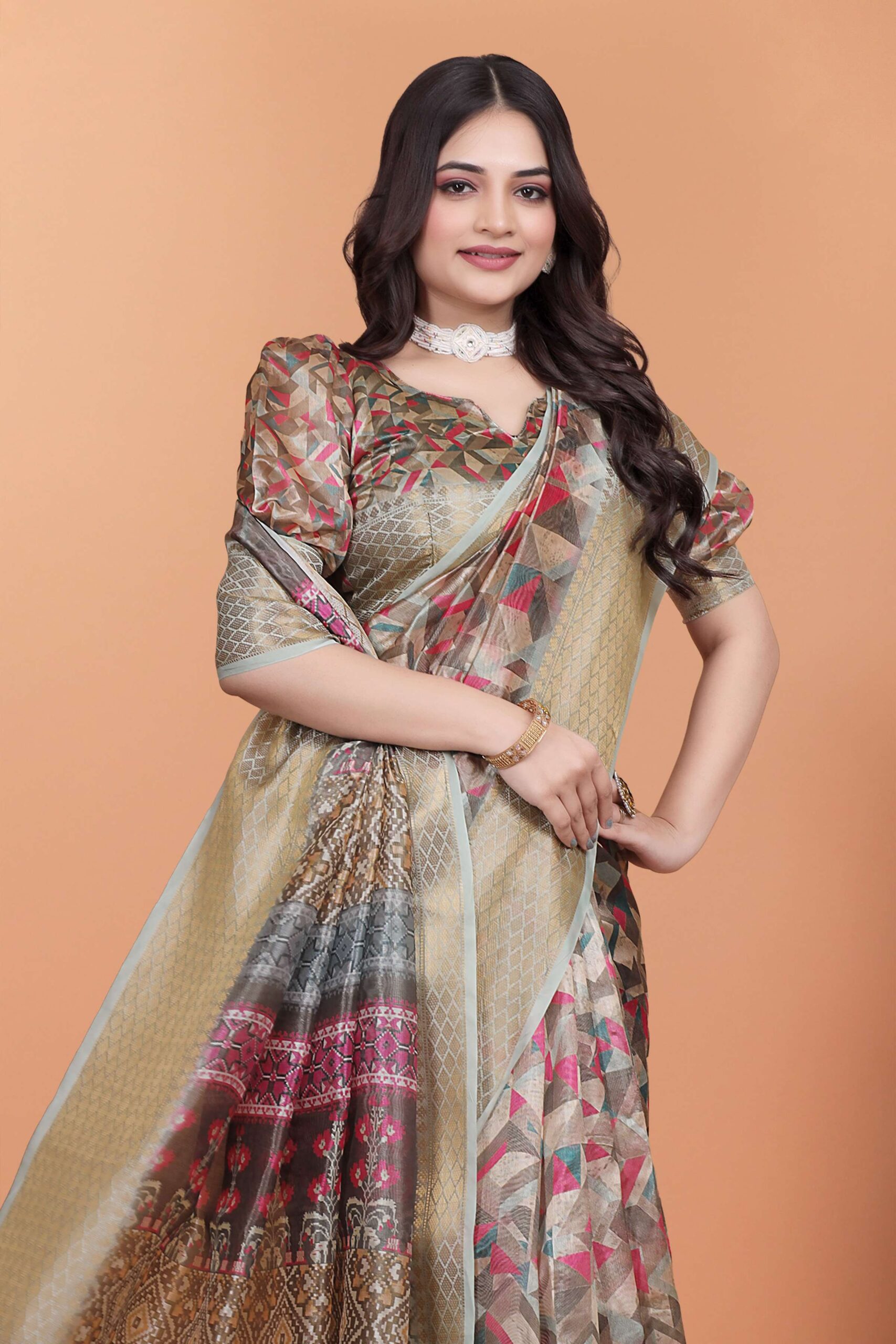 Golden Beige Soft Silk Saree with Geometric Weave & Pink Ornamental Pallu - Image 3