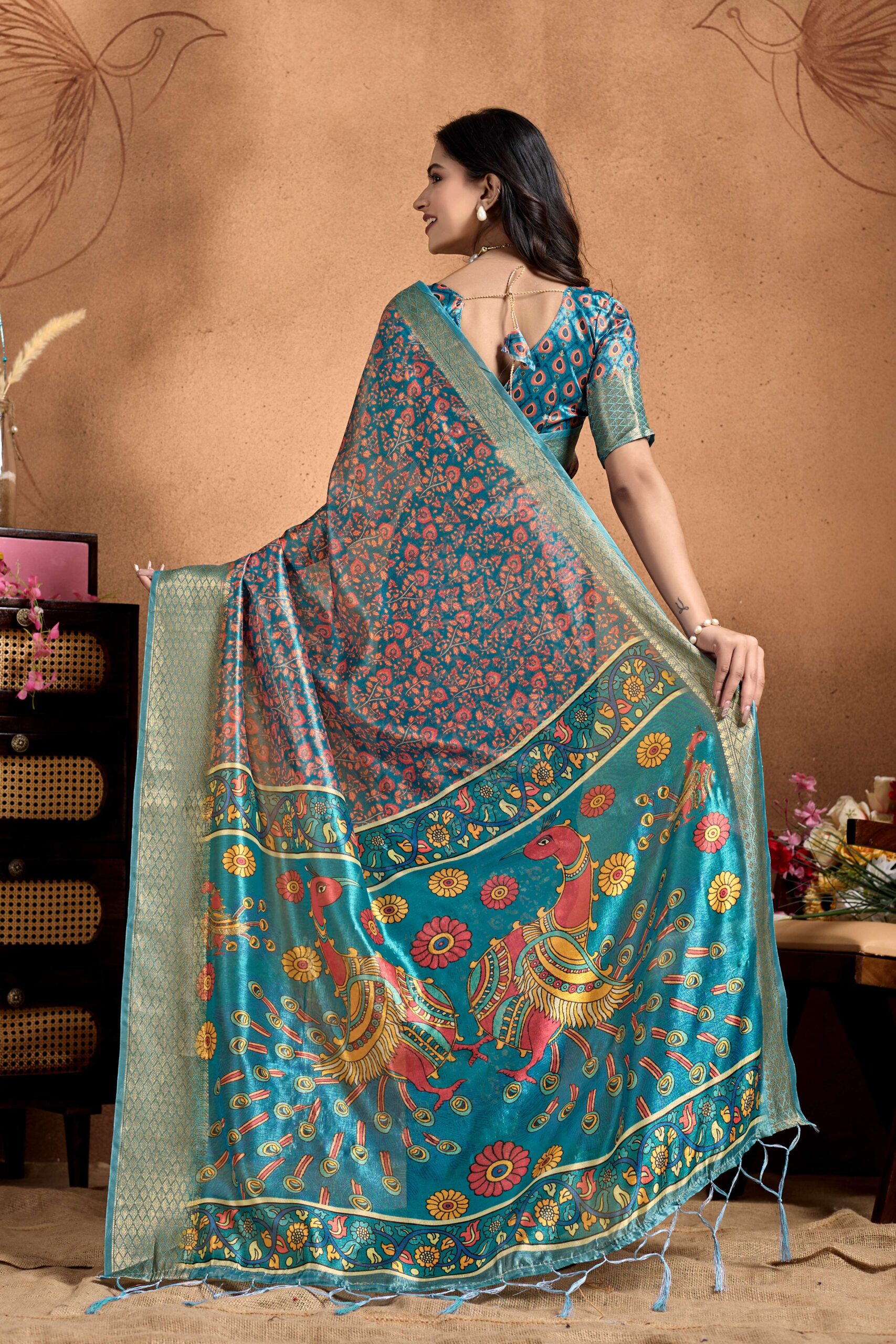 Elegant Soft Silk Saree with Traditional Peacock Pallu - Image 5