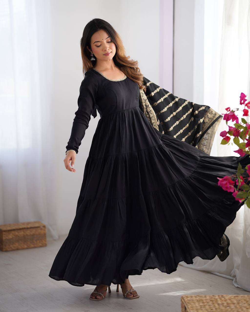 Women's Solid Anarkali Kurti With Pant And Banarasi Silk Dupatta Set - Image 4