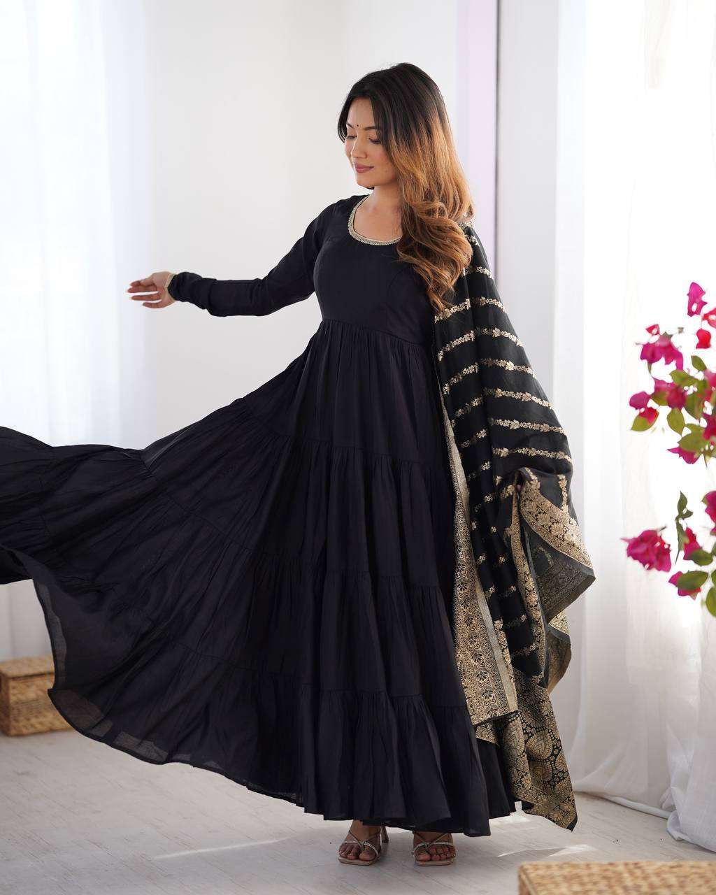 Women's Solid Anarkali Kurti With Pant And Banarasi Silk Dupatta Set - Image 3