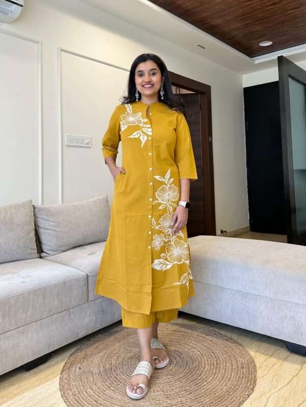 Women's Cotton Floral Printed Straight Kurti With Pant Set - Image 3