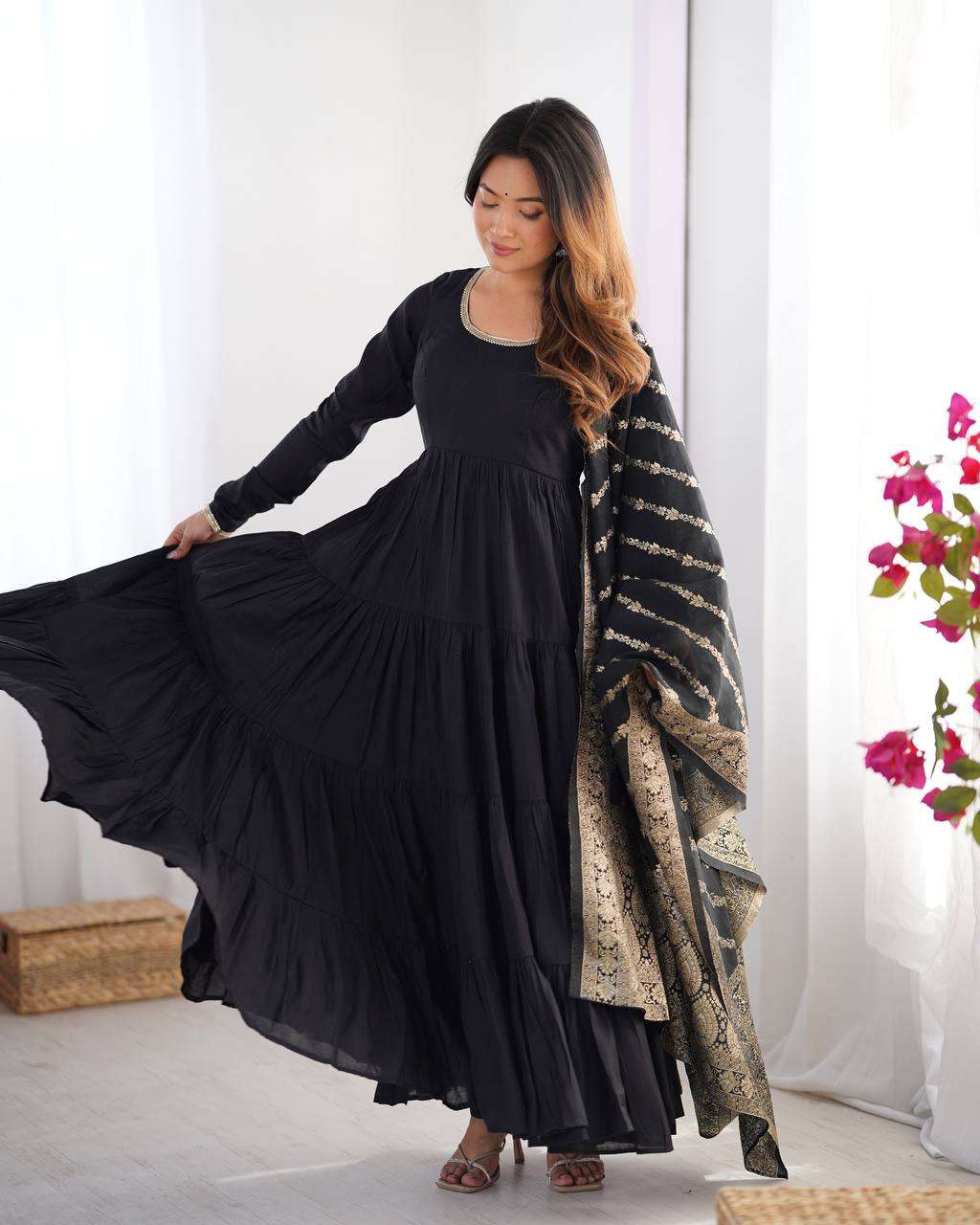 Women's Solid Anarkali Kurti With Pant And Banarasi Silk Dupatta Set - Image 5